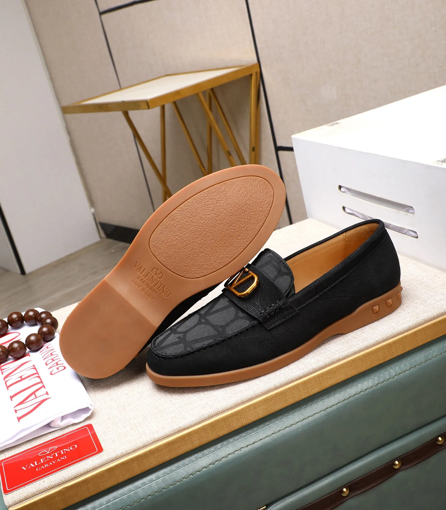 Men's shoes 💰520 [Valentino-Valentino] High-quality boutique men's shoes. The same style as the celebrities, original and authentic.✅ Made of imported cowhide + original apricot cowhide lining. The French luxury model is priced at 14,080 Swiss francs. It is also a Paris Fashion Week catwalk model. A brand can be deeply rooted in your heart, and a pair of shoes can make you linger. What you wear is not only noble, but also an aura. 👻Standard 38-45